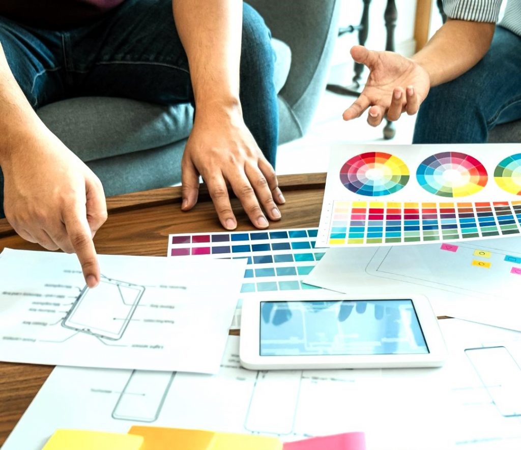 Colaboración Creativa: Trabajo en Proyecto con Planos y Colores