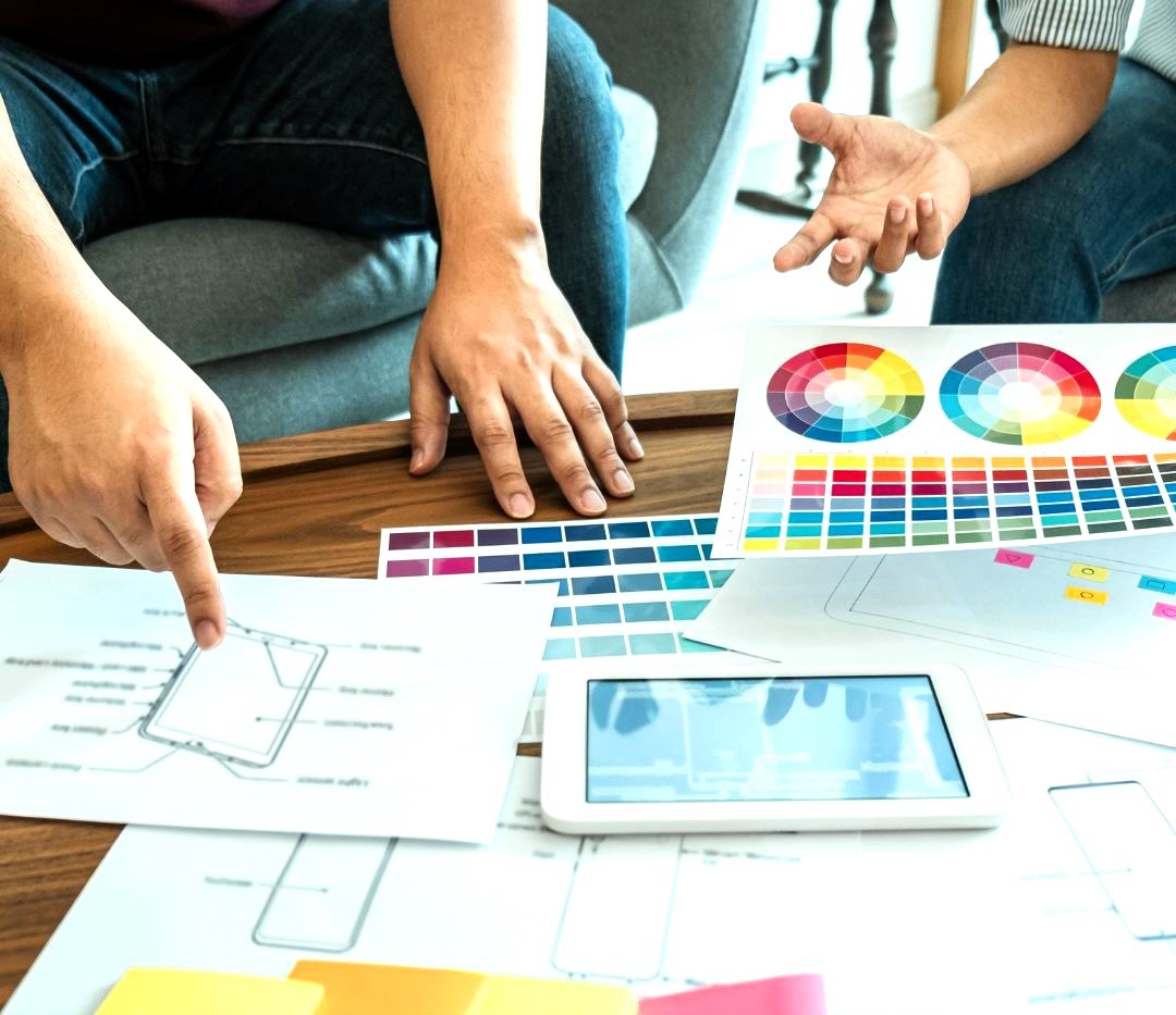 Colaboración Creativa: Trabajo en Proyecto con Planos y Colores