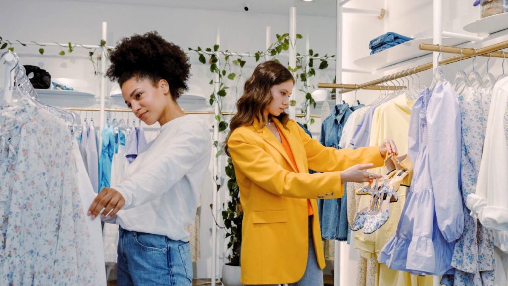 Imagen que muestra un espacio comercial bien diseñado con clientes, ilustrando una experiencia de compra atractiva y estimulante.