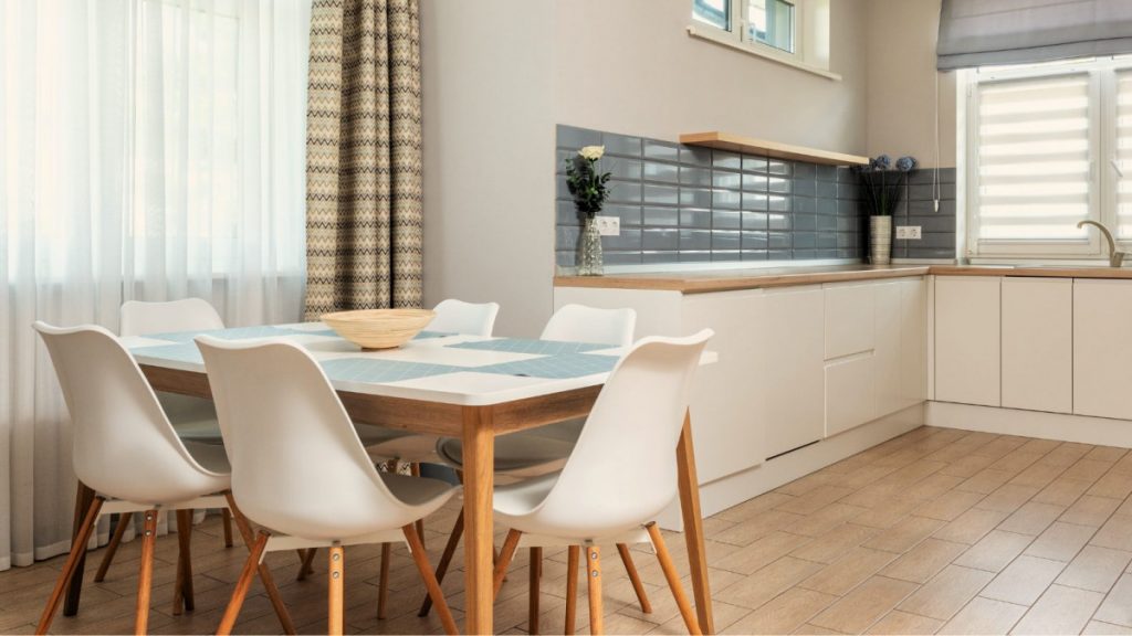 Cocina moderna con muebles de madera en tonos verdes, terrosos y cálidos