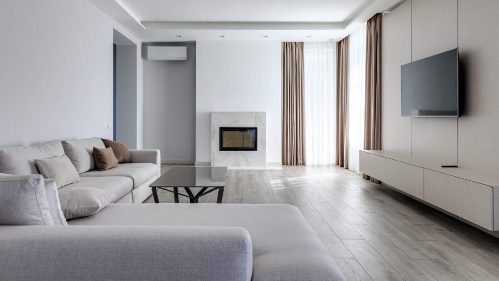 Salón con diseño minimalista y colores neutros