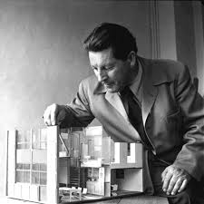 Imagen de Gerrit Rietveld trabajando en la maqueta de una obra de vivienda, capturando su esencia creativa en el diseño arquitectónico