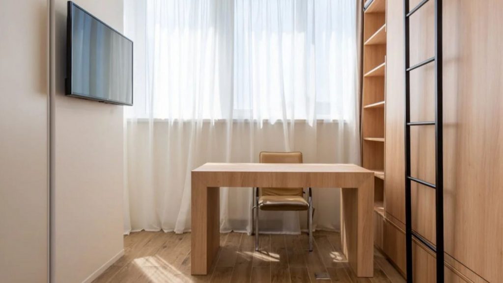 Una habitación ordenada y bien organizada con muebles cerrados.