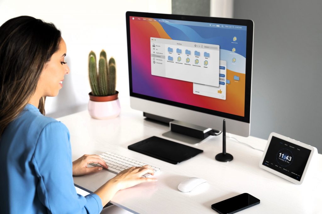 pantalla de computadora con muy pocos íconos, o una interfaz organizada, sugiriendo la limpieza digital.