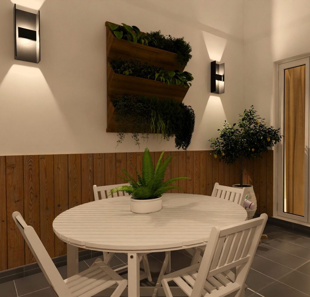 Patio interior de espacio reducido, con jardín vertical de plantas naturales.