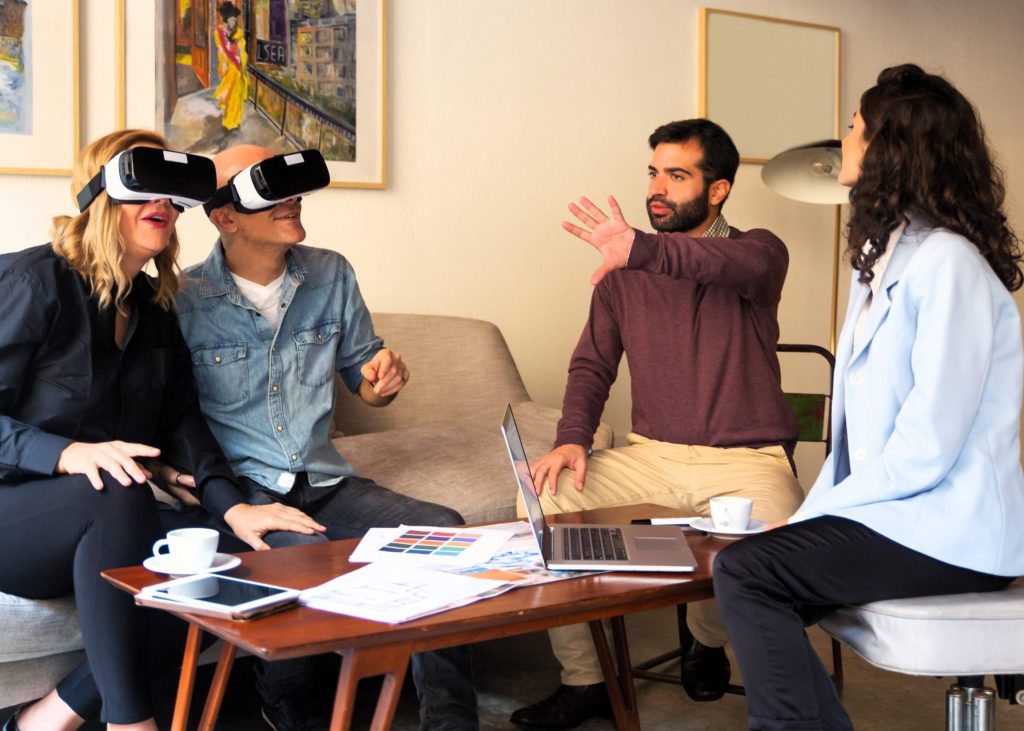 Personas interactuando con un modelo 3D en un entorno de realidad aumentada