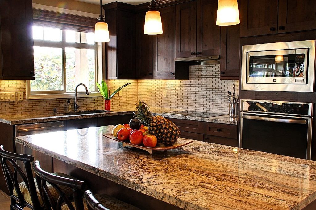 Cocina de diseño Raw Luxury con acabados en madera natural y mármol.