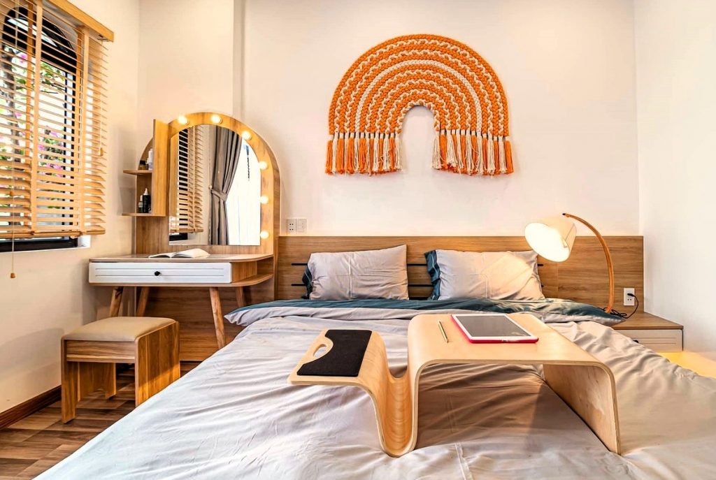 Dormitorio con mobiliario de madera, incluyendo cabecero, mesillas y escritorio, en un estilo Raw Luxury retro
