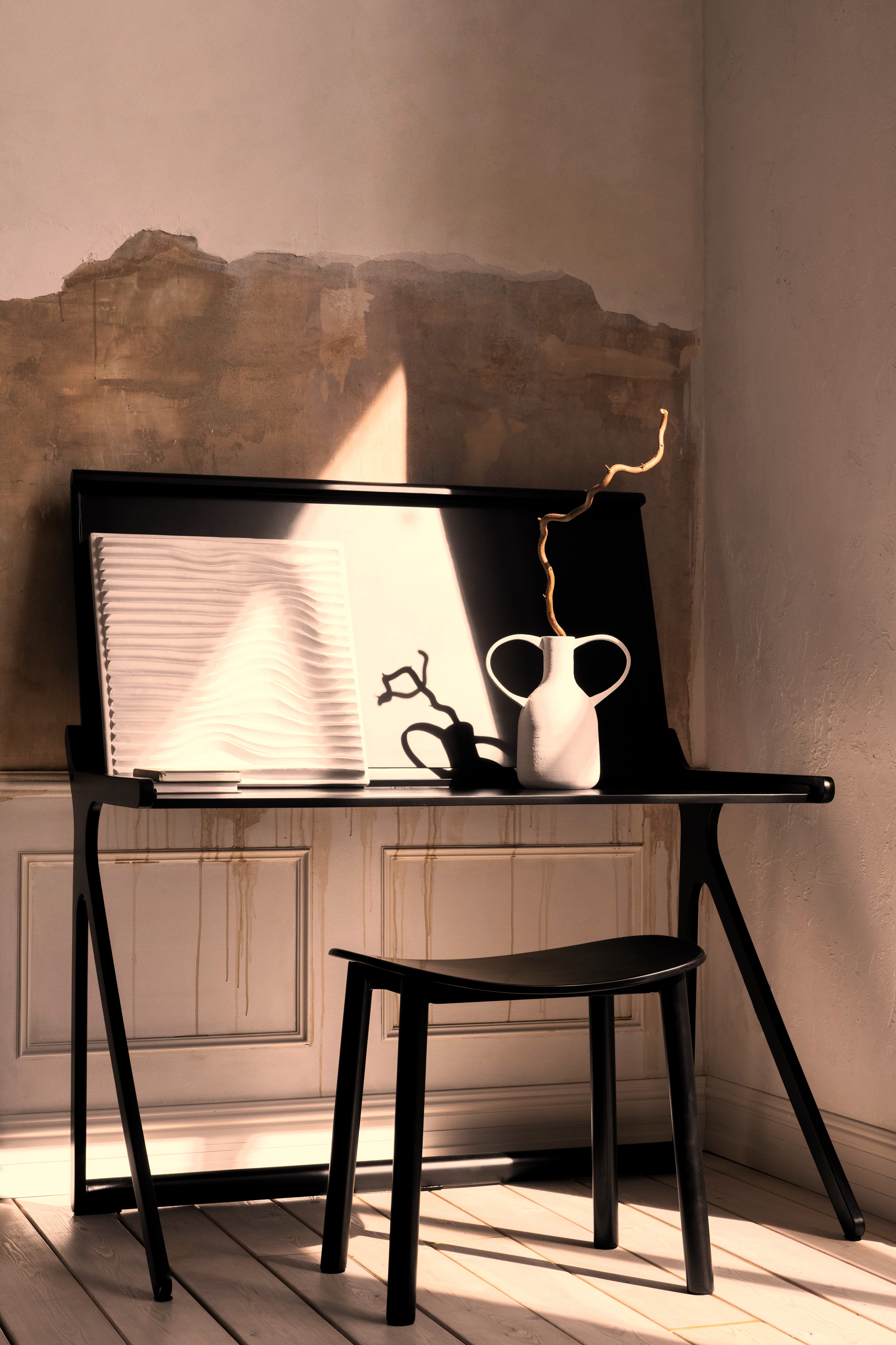 Escritorio de diseño industrial minimalista, en metal con tablero, patas y respaldo tipo atril, ideal para un rincón de trabajo moderno y funcional.
