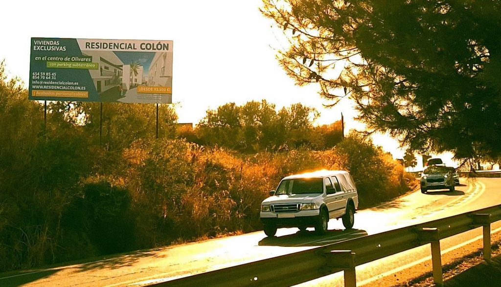 Valla publicitaria del Residencial Colón ubicada en una carretera transitada