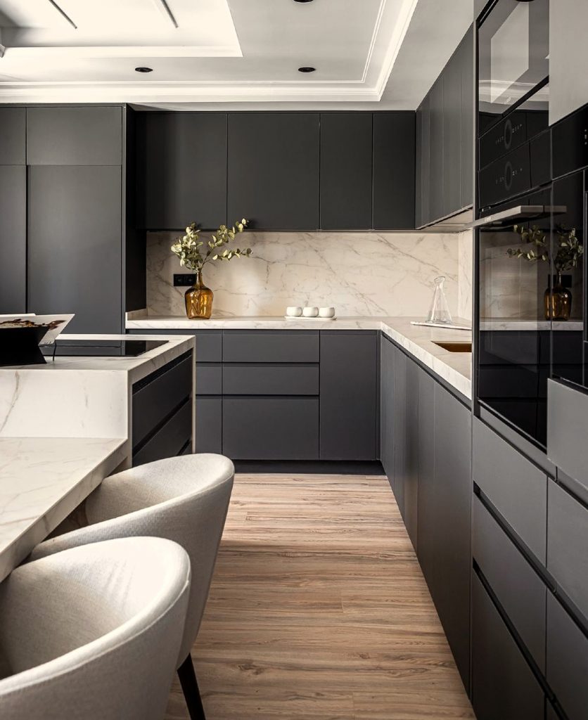 Cocina contemporánea con paneles que ocultan el frigorífico y almacenamiento, creando un diseño armonioso
