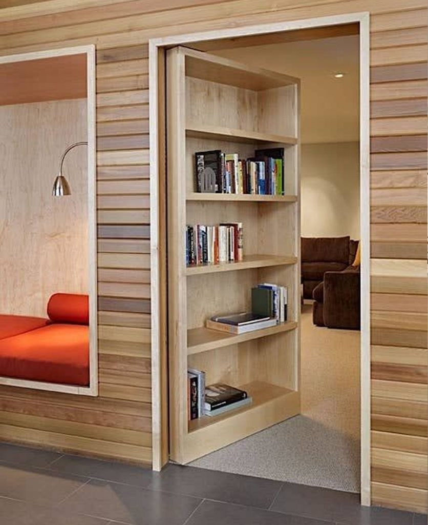 Puerta oculta en una librería