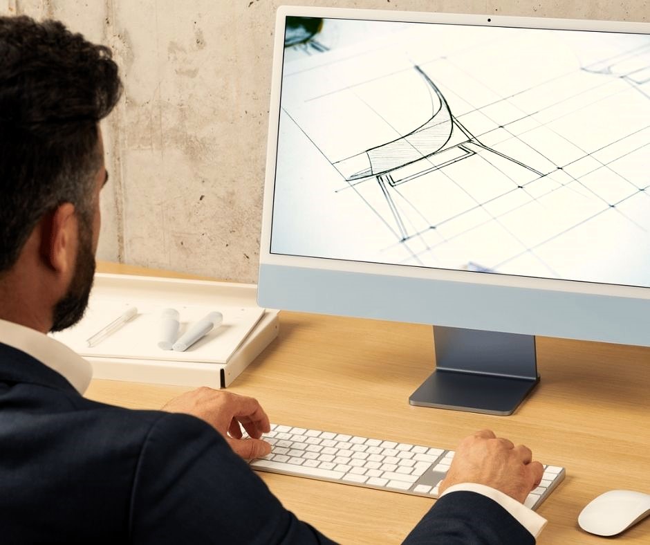 Diseñador trabajando en un ordenador, diseñando mobiliario a medida.